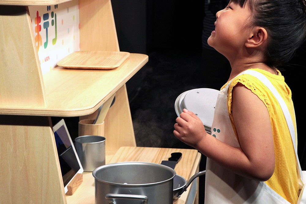 周囲の報道陣も感嘆するほど、カレーのにおいが伝わってきた