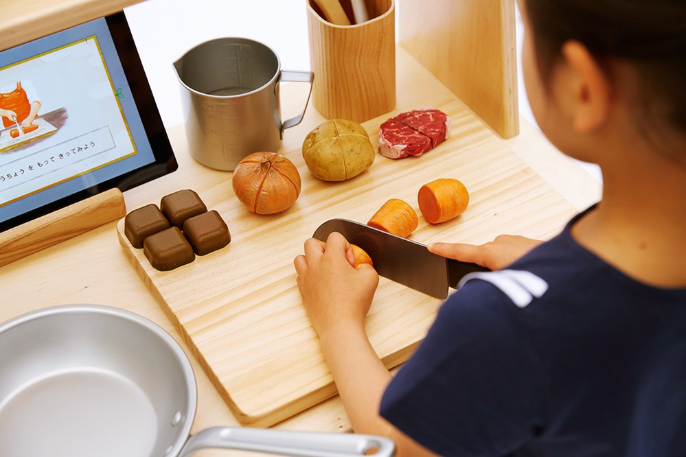 本物の包丁ではないので、誤って指を切ったりする心配がない