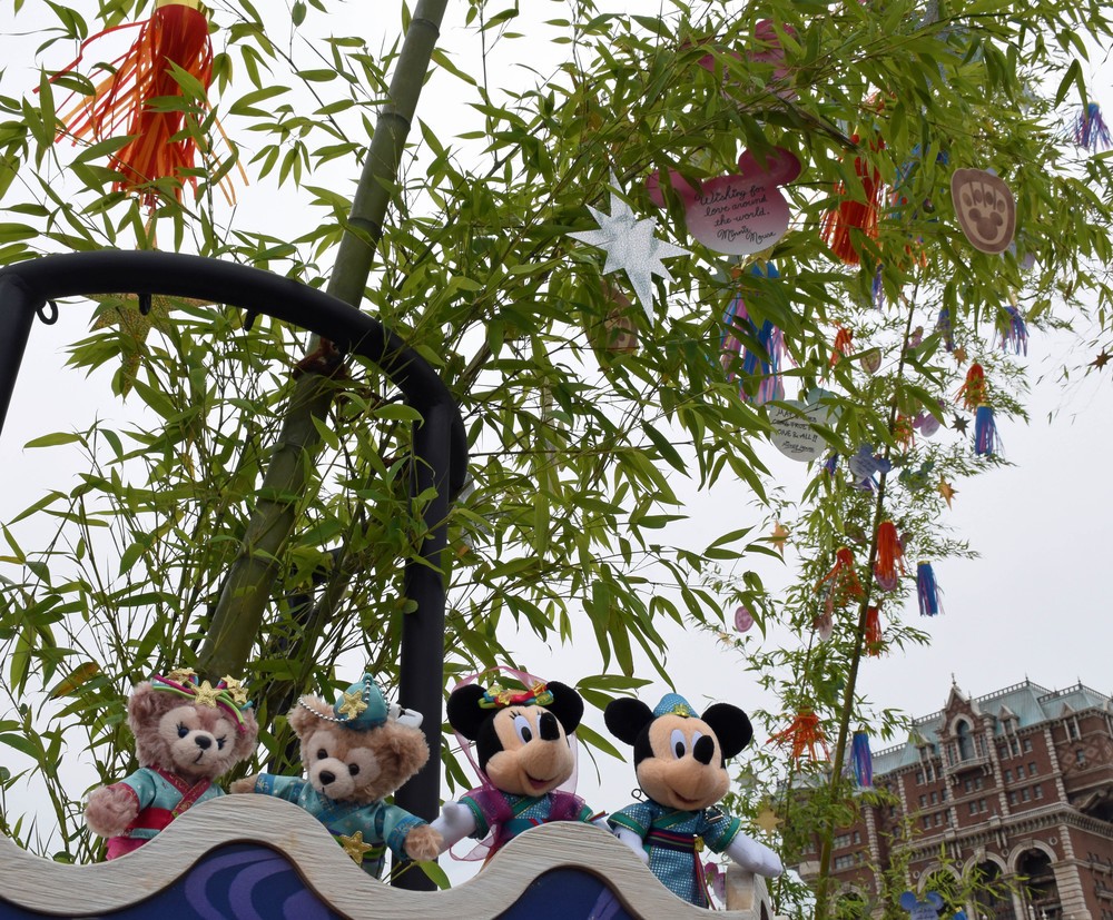TDSの「ニューヨークエリア」に設けられた「ウイッシングプレイス」に飾られた笹と、「七夕デイズ」の新グッズ、ミッキーとミニーのぬいぐるみバッジセットとダッフィー、シェリーメイのぬいぐるみバッジ