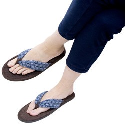 宿泊先や移動中に便利な「ぞうりタイプ　トラベルスリッパ」　タオル調素材が素足にやさしい