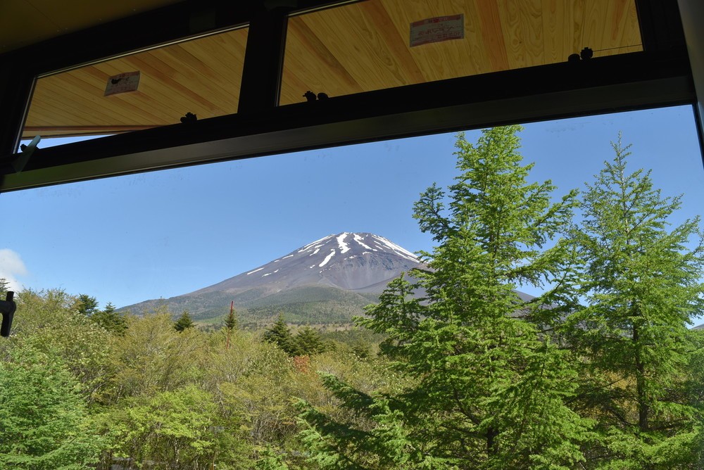 施設の建物からの富士山