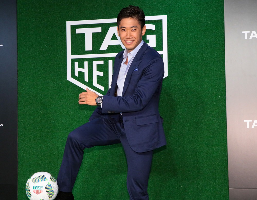 フォトセッションの場で香川選手は、「タグ・ホイヤー」のロゴがプリントされたサッカーボールを蹴るポーズを披露