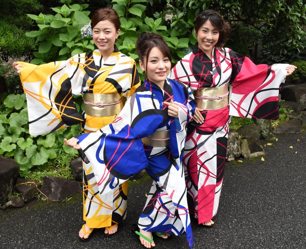 3人のダンスでの決めポーズをする(左から)川島有希さん、菅原琴奈さん、小澤麻理恵さん