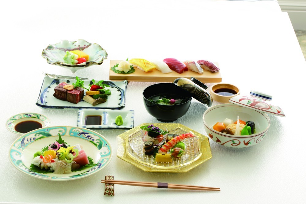 伊勢志摩サミット記念会席プラン(メニューの一部)。・車海老塩レモン煮 さつま芋胡麻塩焼き 鰯カレー煮 豌、豆と雲丹のかき揚げ 鰻八幡巻き 空豆チーズ挟み、鯛キャビア添え 鮪腹身 縞鯵 鱧湯引き梅肉添え 太刀魚、油目揚げ煮 伊賀牛フィレ肉味噌漬け 伊賀牛フィレ肉塩焼き