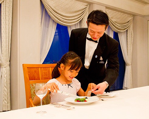 京王プラザホテル、親子でマナーが学べる「ファミリーテーブルマナープラン」を販売
