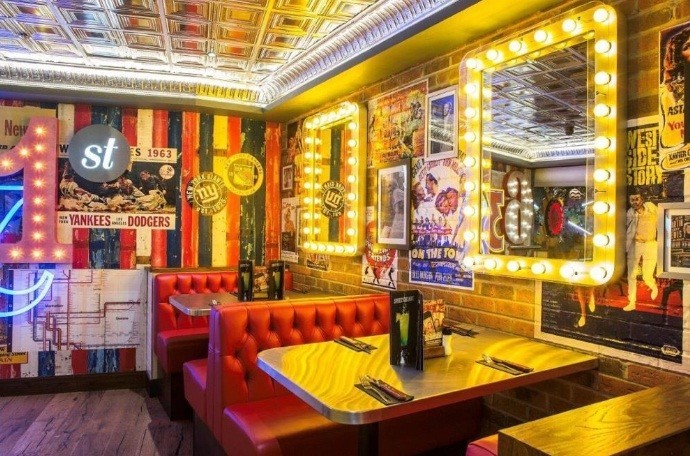 米カジュアルレストラン「TGIフライデーズ」が東京・五反田に　映画をテーマに