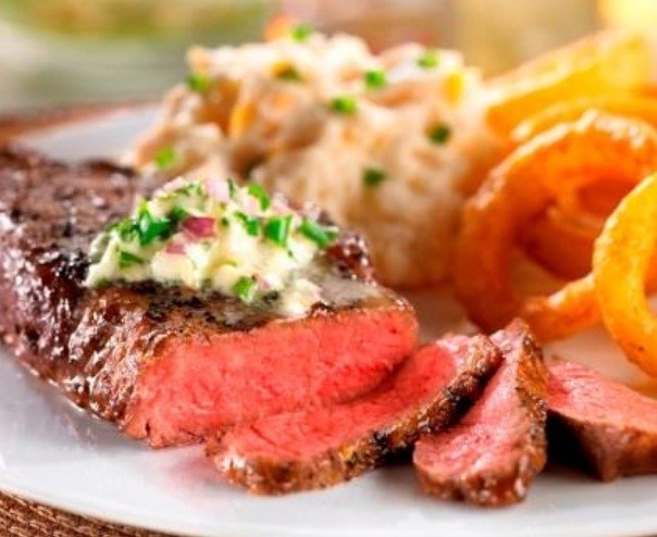 ニューヨークストリップ（税別3780円）。米国産アンガスビーフ300gのサーロインをお好みの焼き加減にグリルし提供