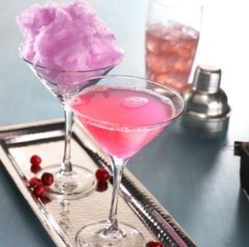 ピンクパンクコスモ(税別790円)。人気のわた菓子を使用したカクテル