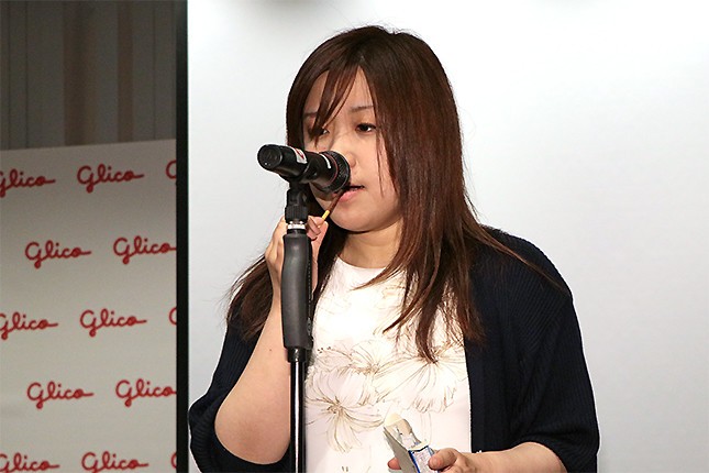 女性代表として、クリプトン・フューチャー・メディアの宇惠野亜純さんもポッキーをかむ音でメロディーを奏でた