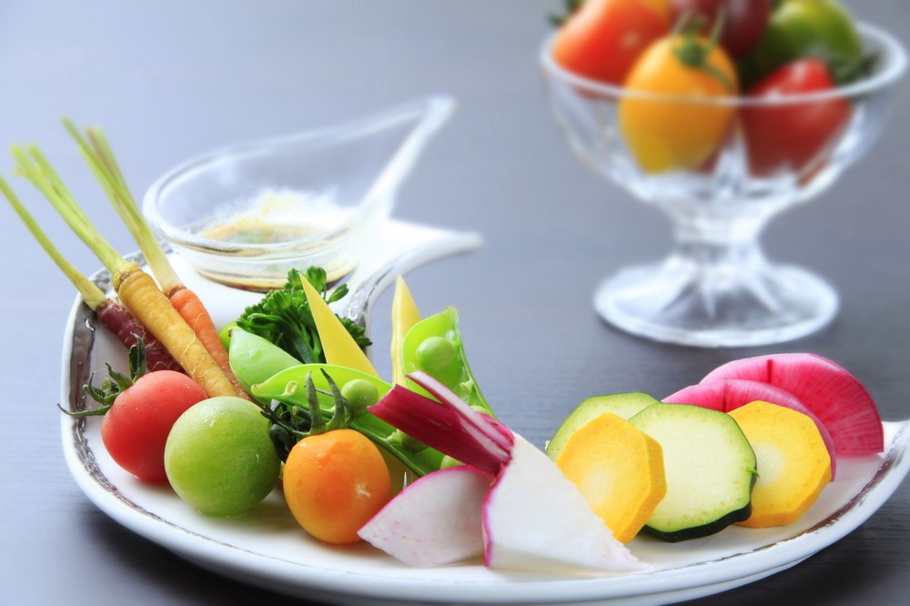 旬の地元食材による彩鮮やかな食事