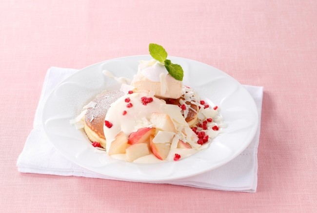 皮ごと味わう「桃のパンケーキ」などデザート5品　デニーズ
