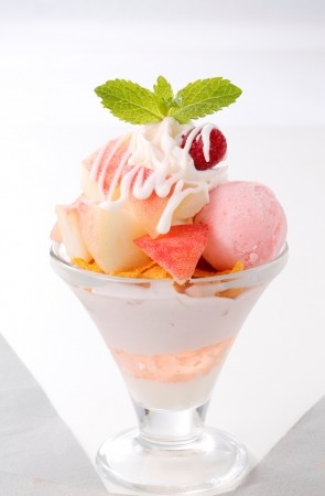 フレッシュ桃のミニパルフェ