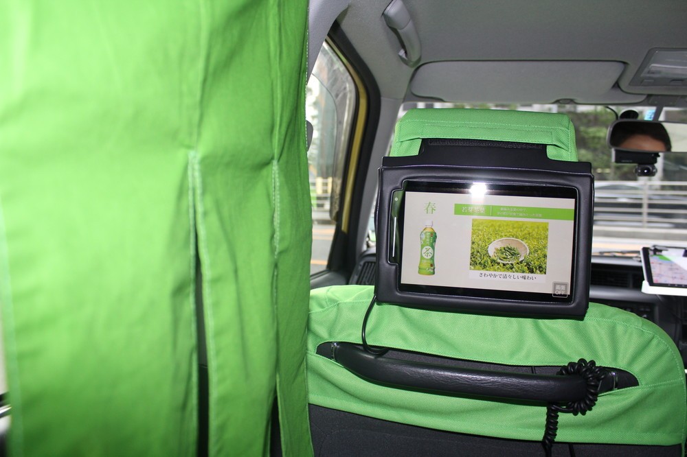 タブレットに流れる映像の最後には特別クーポンが