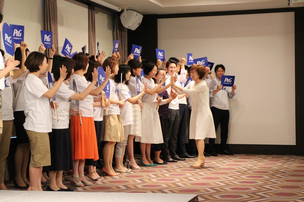 社員とハイタッチしながら登場した石川選手