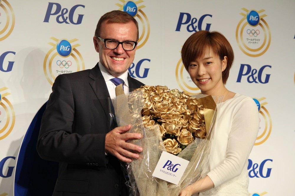 ベセラ社長は、石川選手に特製の金色のバラの花束を贈呈
