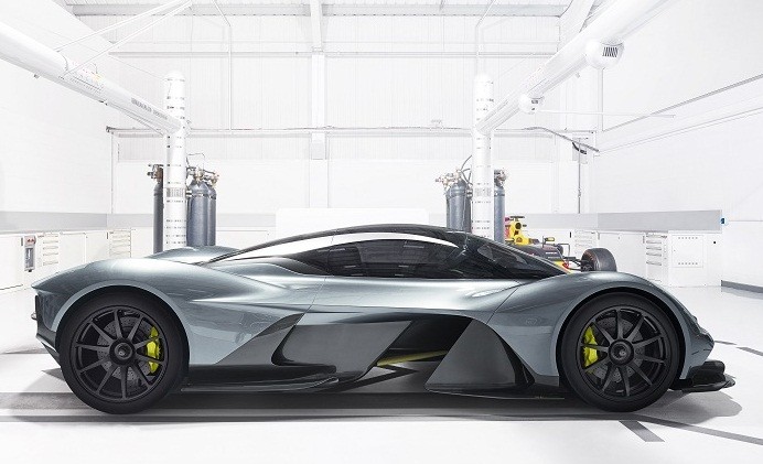 アストンマーティンとレッドブル・レーシングが発表した革新的なハイパーカー、コードネーム「AM－RB001」