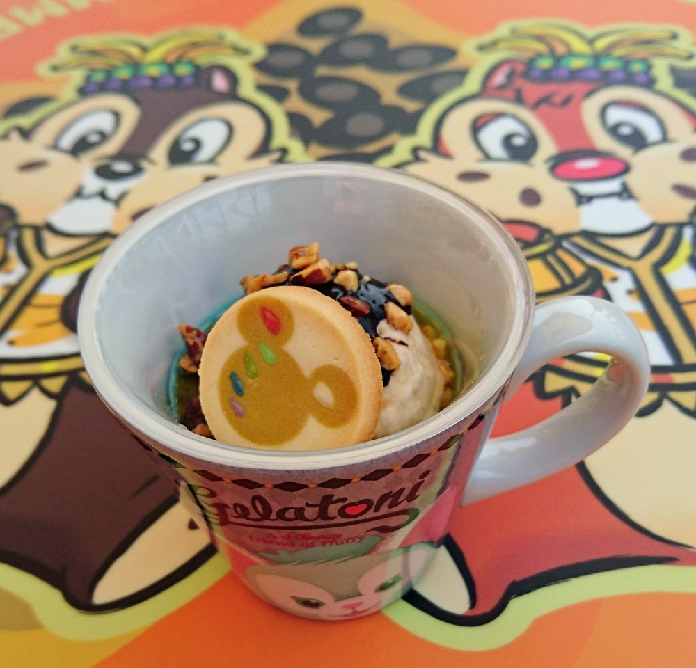 TDSのゴンドリエ・スナックで新発売されたジェラトーニの新デザート。人気のキャラメルジェラートと濃厚で堅めのチョコレートムースをあわせたデザートでスーベニアカップ入り