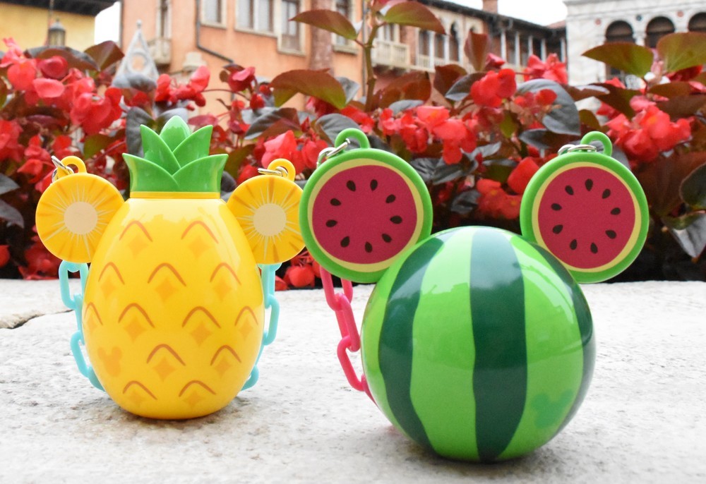 ミッキーシェイプの“耳”が付いたトロピカルフルーツのミニスナックケース2種