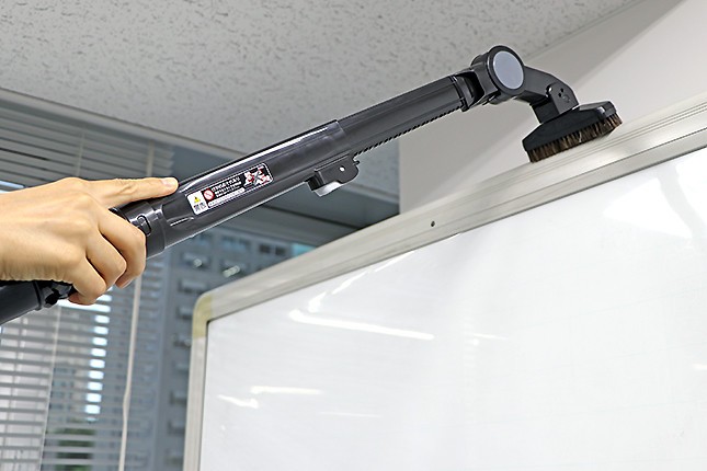 「ワイドブラシ」「曲がるロング吸口」など付属品は豊富。高い場所の掃除も楽々