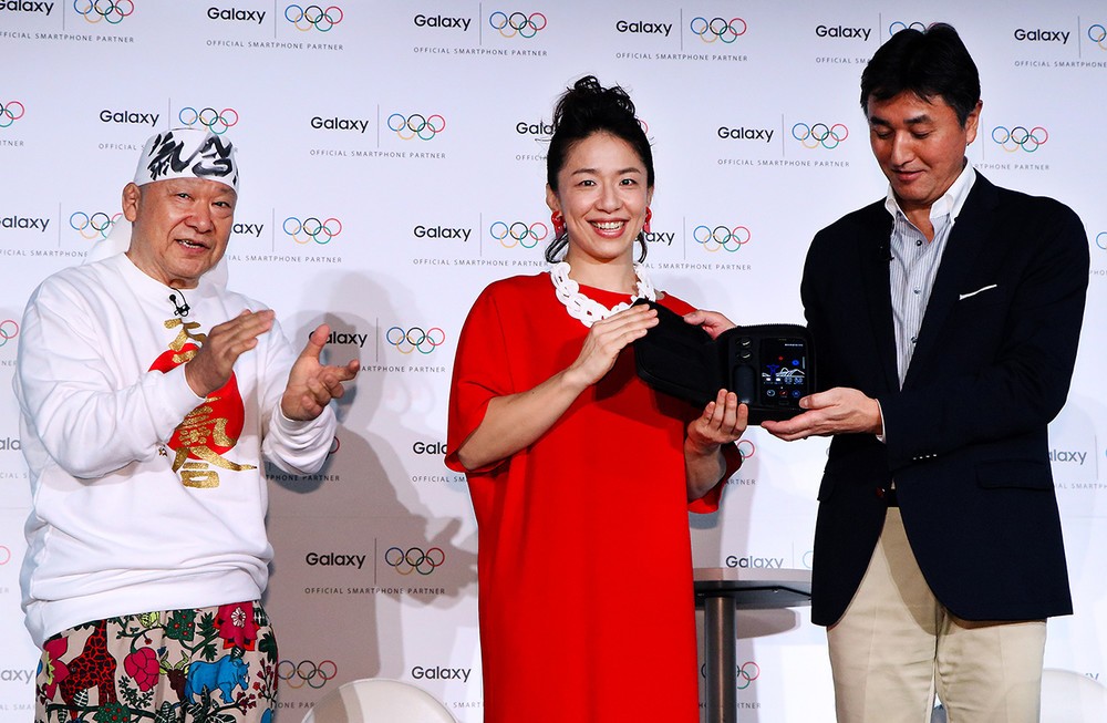 サムスン電子ジャパンの堤浩幸社長から「Galaxy S7 edge Olympic Games Editon」を贈呈される浜口京子さん