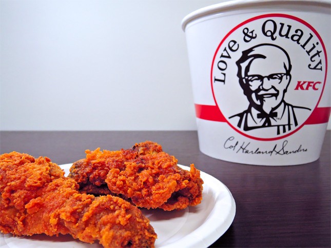 メイプル超合金がPR　KFC夏の定番「レッドホットチキン」　人生で初めて食べた男女の感想は？
