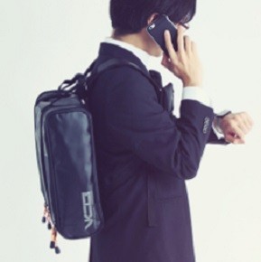 ビジネスバッグがそのまま入る容量可変型バックパック　ビーズから