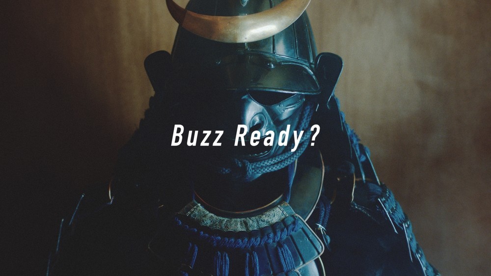 なぜか侍のよろいをバックに「Buzz Ready?」