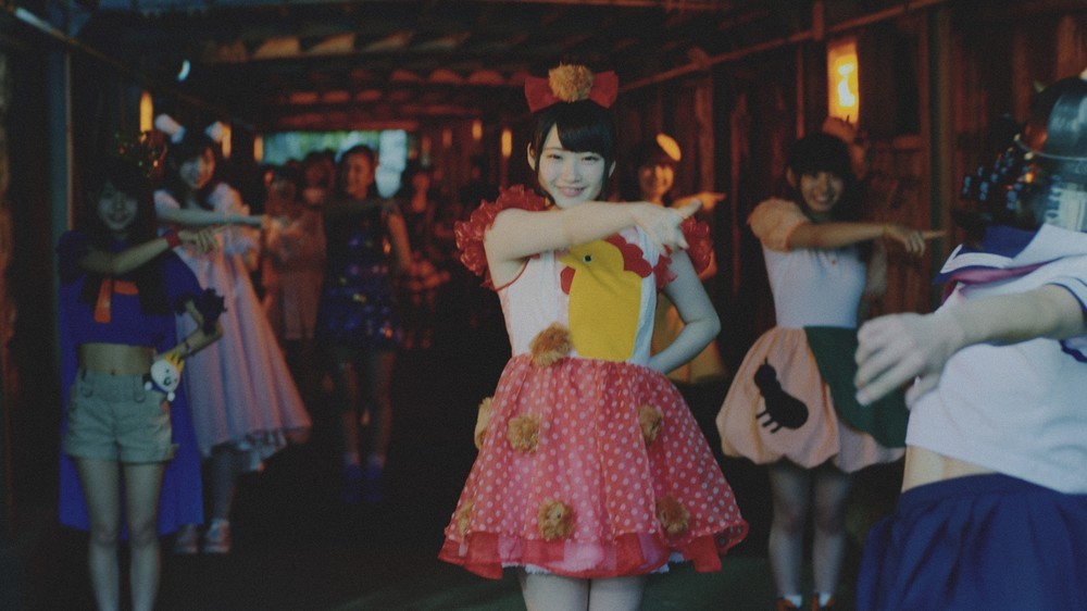 地下歩道でライブアイドルが踊っている…