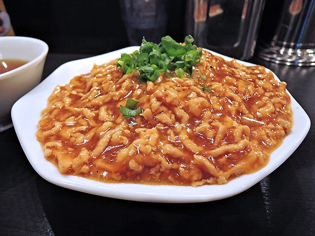 看板メニューの「肉あんかけチャーハン」（編集部撮影）