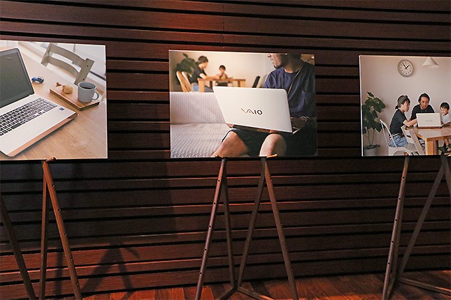 新製品発表会に展示されたメインビジュアルパネルのモデルは、セレクトショップBEAMSのスタッフとそのご家族