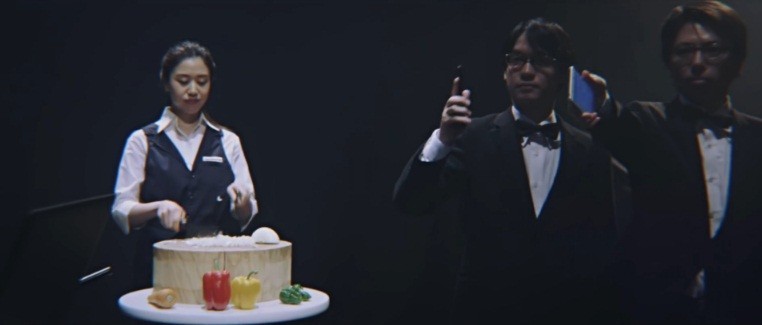 料理教室の「ABC Cooking Studio」社員は包丁でリズムを刻む