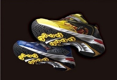 ジュニア用スポーツシューズブランド「瞬足」からV8エンジンモチーフ新製品発売、アキレス