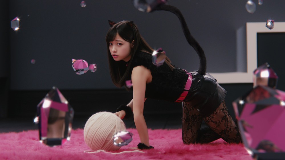 17歳の橋本環奈　網タイツが超セクシー！　「リップベビークレヨン」で魅せる黒猫姿