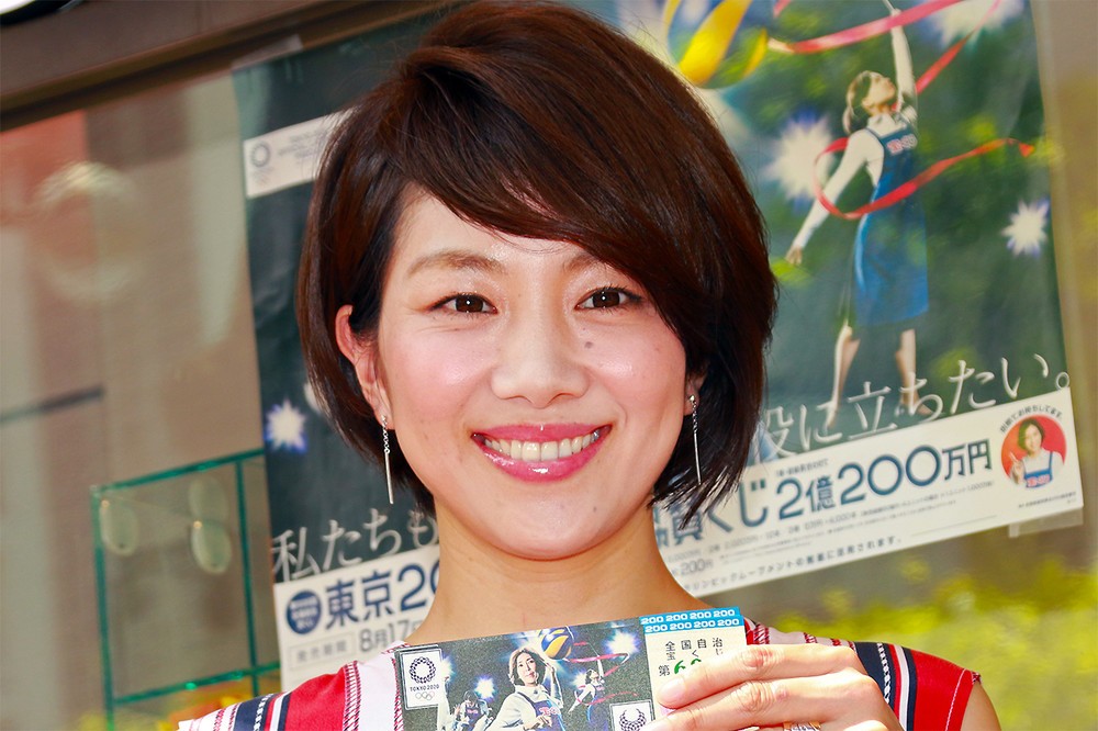 「東京2020大会協賛くじ」を購入し、微笑む潮田さん
