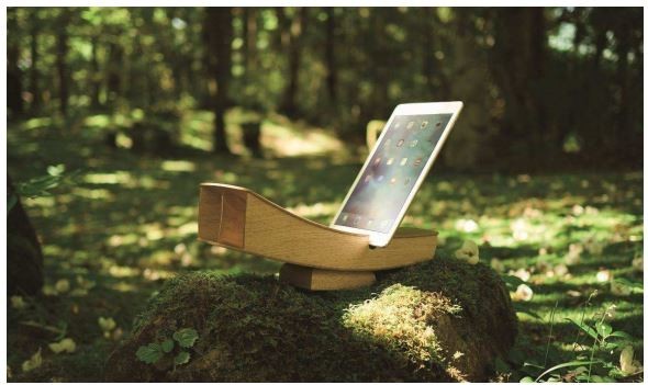 iPhoneを置くだけ...電源不要、木製スピーカーボックス「Smart Horn.Tab」