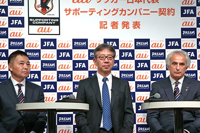 （写真左から）日本サッカー協会の岩上和道事務総長、KDDIの山田隆章コミュニケーション本部長、ハリルホジッチ監督