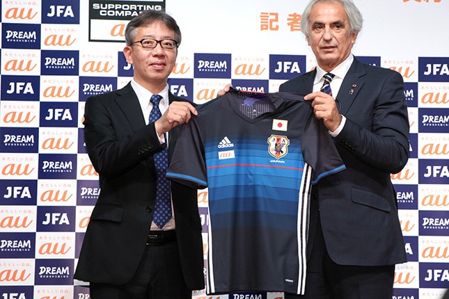 ハリルホジッヂ監督からKDDIの山田隆章コミュニケーション本部長に、「au」のロゴマークが胸に入ったユニフォームをプレゼント