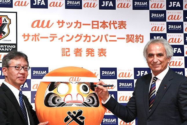 必勝を祈願したオレンジのだるまに、ハリルホジッチ監督はめちゃくちゃ丁寧に目を描き込む