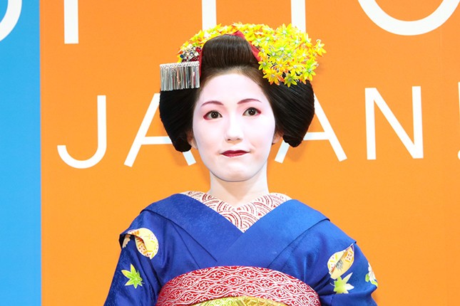 渡辺麻友が舞妓に変身！　美しすぎて緊張したデーブ・スペクター、ダジャレ外しまくり