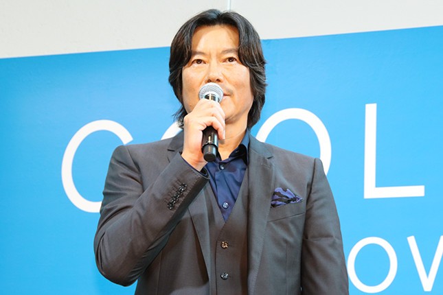 CROWNの新テレビCM「COOL or HOT?」編に出演する豊川悦司さん
