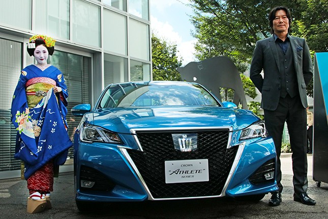 CROWN特別仕様車「J-FRONTIER」を横にフォトセッション