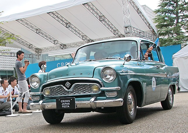 記念イベントの1部では、レストア（＝復元）クラウンのゴールパレードも行われた。初代クラウンに豊川悦司さんも乗車した