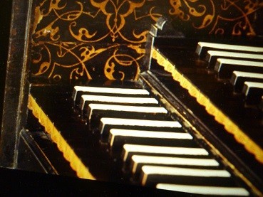 チェンバロ。ピアノとは異なる鍵盤