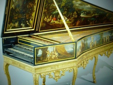 装飾が施されたチェンバロ