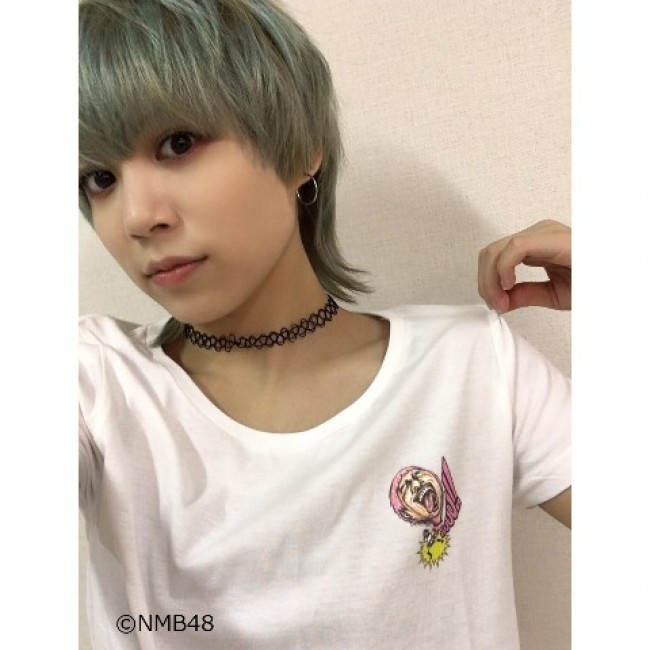 コラボTシャツを着る木下百花さん