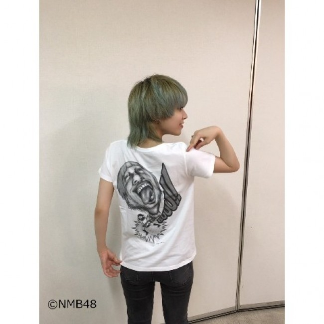 コラボTシャツを着る木下百花さん