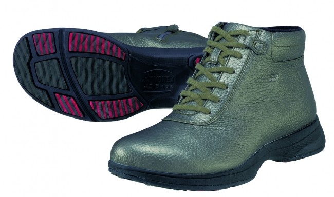 雪道・凍結路でも強力グリップ発揮、ウォーキングシューズを発売