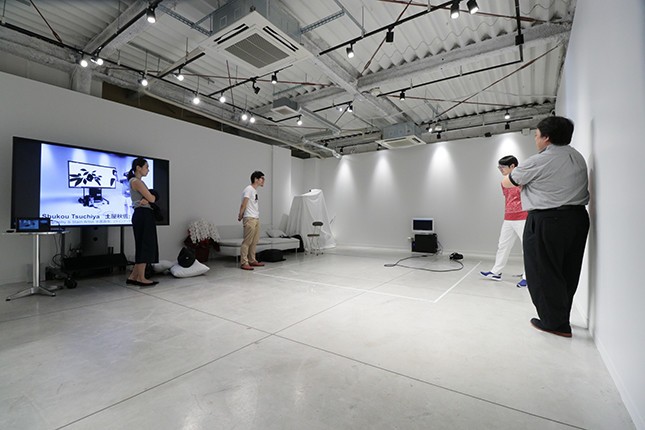 VR体験者は、白線の枠内（対角線が5mの長方形）で動き回れる