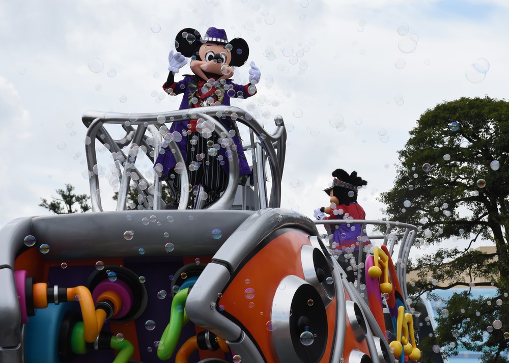 東京ディズニーランドの「ハロウィーン・ポップンライブ」の各フロートからは、弾けるとスモークが舞うバブルが大量に放出される