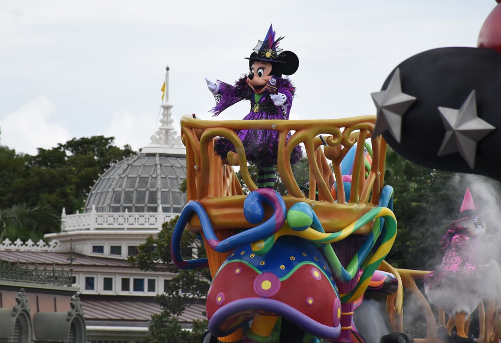 東京ディズニーランドの「ハロウィーン・ポップンライブ」でコーラスステージを演じるミニーマウス